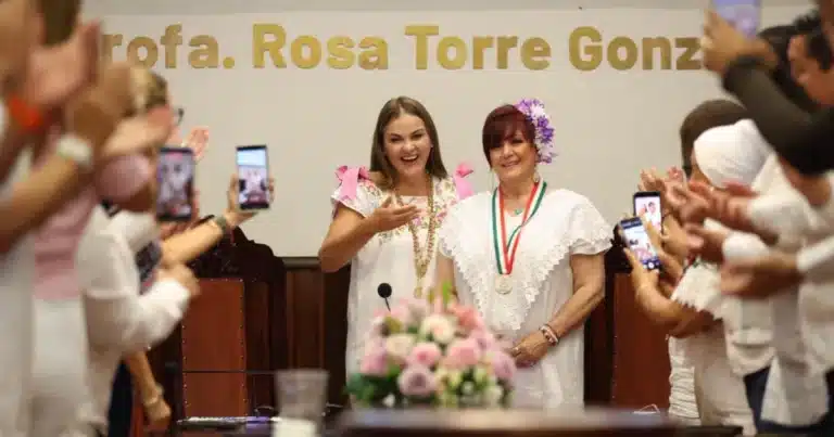 cecilia patrón entrega la medalla héctor herrera “cholo” a beatriz yáñez