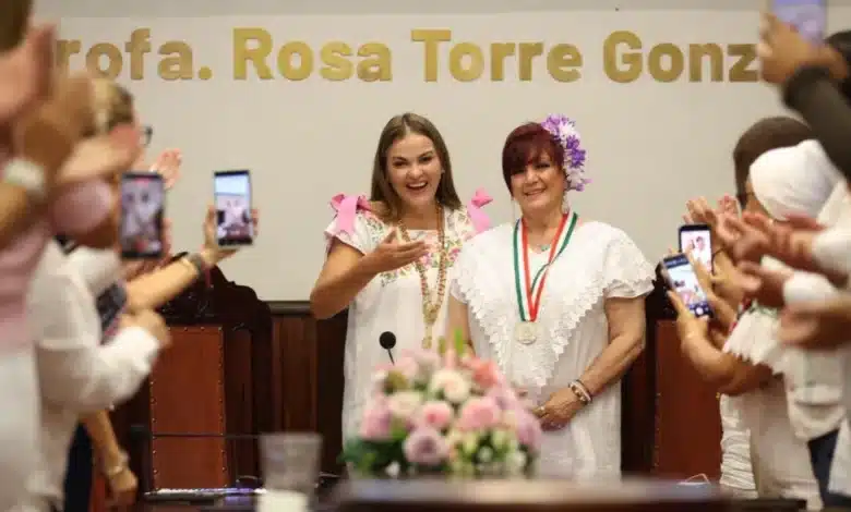 cecilia patrón entrega la medalla héctor herrera “cholo” a beatriz yáñez