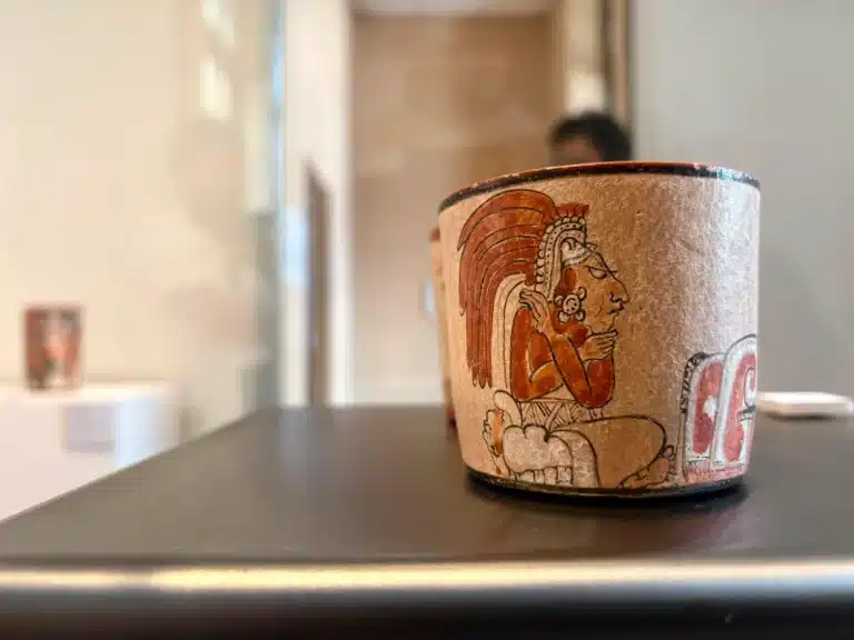 “Ecos” reinterpreta la herencia maya a través de la cerámica en Mérida