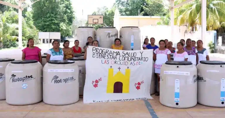 dif yucatán entrega 24 tinacos a familias de kunché, en espita
