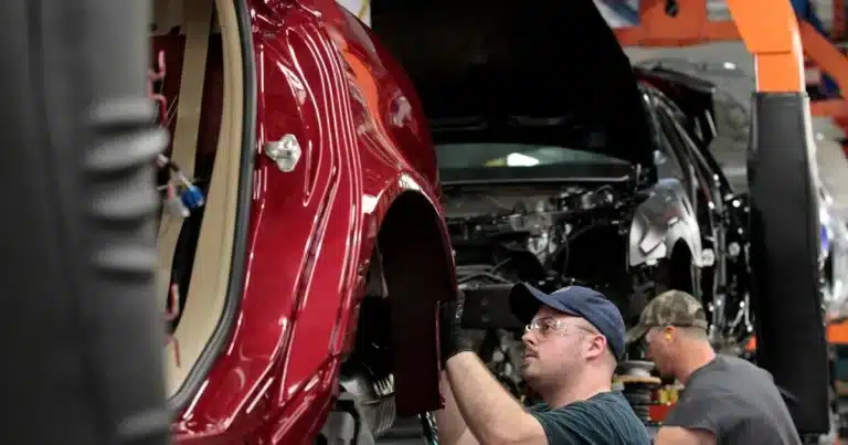 Donald Trump anuncia aumento de aranceles a autos y acero de Canadá