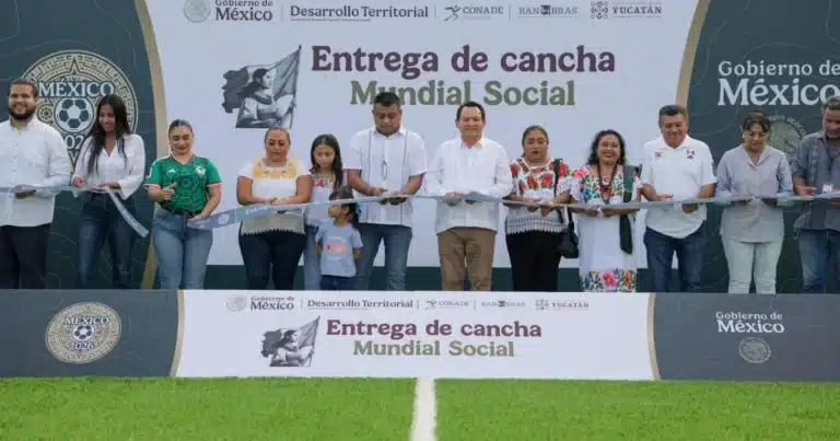 Entrega de nuevas y rehabilitadas canchas de fútbol (Foto de cortesía)