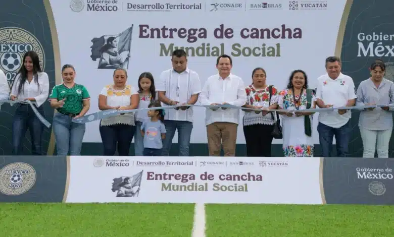 Entrega de nuevas y rehabilitadas canchas de fútbol (Foto de cortesía)