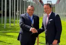 El yucateco Héctor Navarrete Muñoz recibió una medalla conmemorativa (Foto de cortesía)