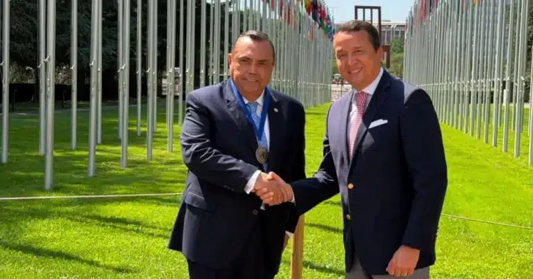 El yucateco Héctor Navarrete Muñoz recibió una medalla conmemorativa (Foto de cortesía)