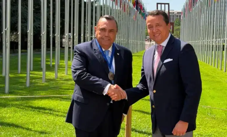 El yucateco Héctor Navarrete Muñoz recibió una medalla conmemorativa (Foto de cortesía)