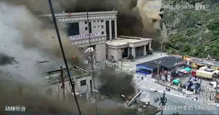 inundaciones en nepal dejan al menos 160 muertos y cientos de desaparecidos