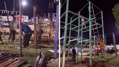 los hombres que levantan los tablados para las corridas en yucatán