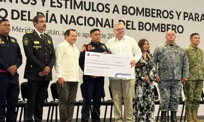 reconocen a bomberos y paramédicos de yucatán por su valor y años de servicio
