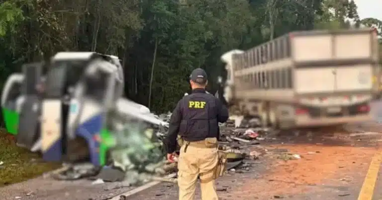 Tragedia carretera en el sur de Brasil choque frontal entre camión y autobús médico deja 23 fallecidos (Foto El Clarín)
