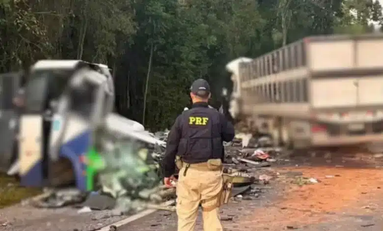 Tragedia carretera en el sur de Brasil choque frontal entre camión y autobús médico deja 23 fallecidos (Foto El Clarín)