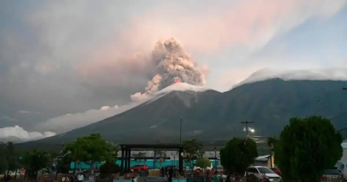 volcán de fuego entra en fase más explosiva y obliga a evacuar comunidades en guatemala (1)