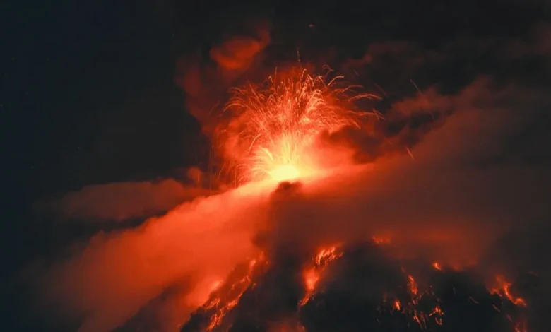 volcán de fuego entra en fase más explosiva y obliga a evacuar comunidades en guatemala