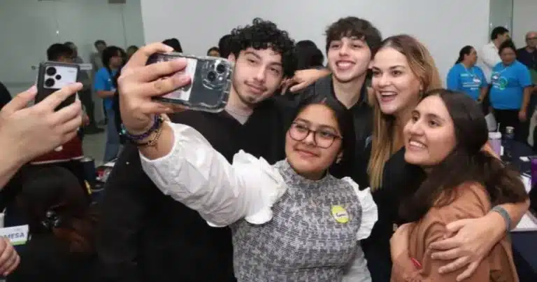 Anuncia Cecilia Patrón becas a jóvenes universitarios meridanos