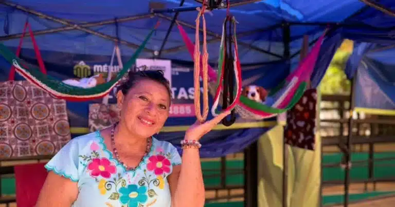 Candelaria Ku transforma el hilo de hamaca en hamacas para mascotas y collares en Mérida