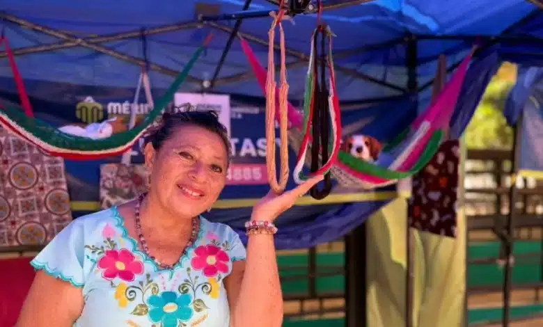 Candelaria Ku transforma el hilo de hamaca en hamacas para mascotas y collares en Mérida
