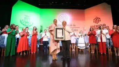 Cecilia Patrón llama a la unidad durante la conmemoración de la Independencia de México