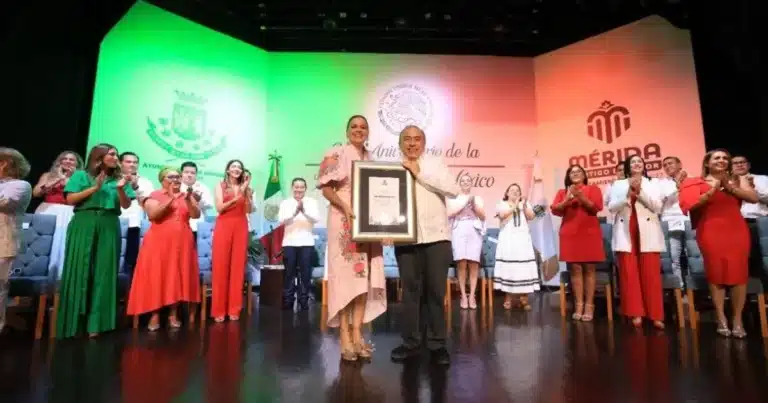 Cecilia Patrón llama a la unidad durante la conmemoración de la Independencia de México