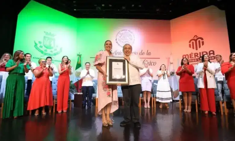 Cecilia Patrón llama a la unidad durante la conmemoración de la Independencia de México