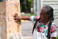 con réplica de estela maya honran a la mujer
