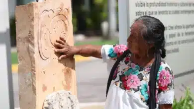 con réplica de estela maya honran a la mujer