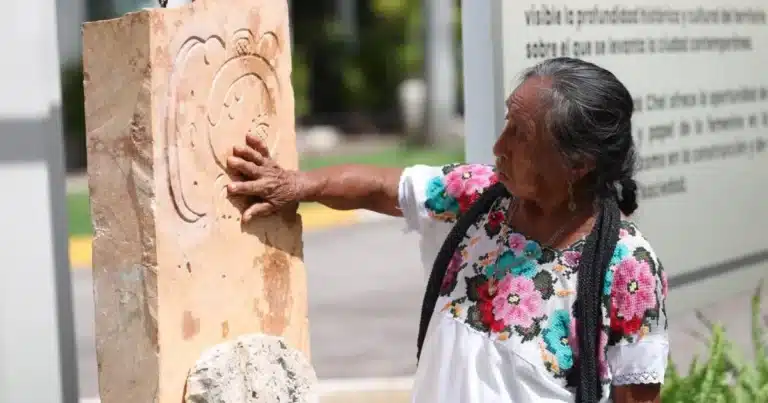 con réplica de estela maya honran a la mujer