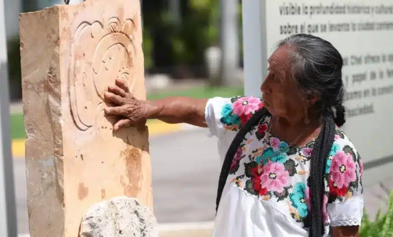 con réplica de estela maya honran a la mujer