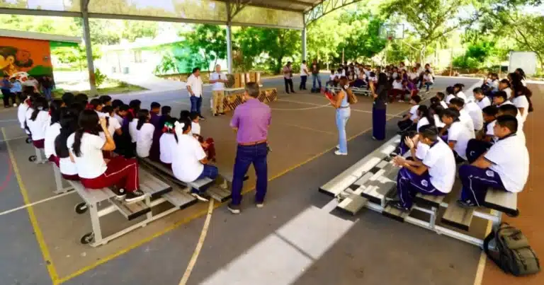 kanasín entrega computadoras a estudiantes de la secundaria técnica 71