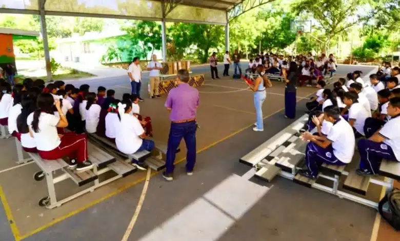 kanasín entrega computadoras a estudiantes de la secundaria técnica 71