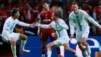 santos remonta y vence al líder toluca en el nemesio diez