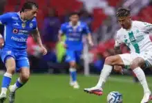 alan mozo provoca críticas al cantar con la afición de cruz azul1