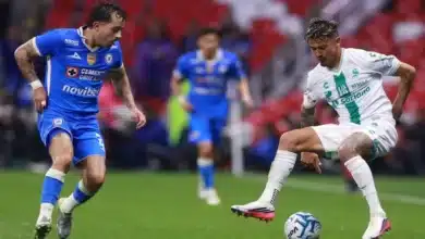 alan mozo provoca críticas al cantar con la afición de cruz azul1