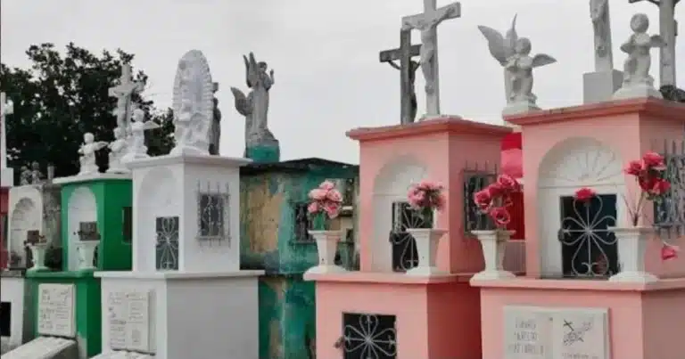 Anuncian horarios de misas y visitas a panteones el 2 de noviembre en Mérida