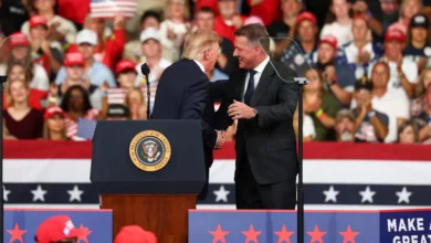 ceo de audi enfrenta críticas por aparecer con trump