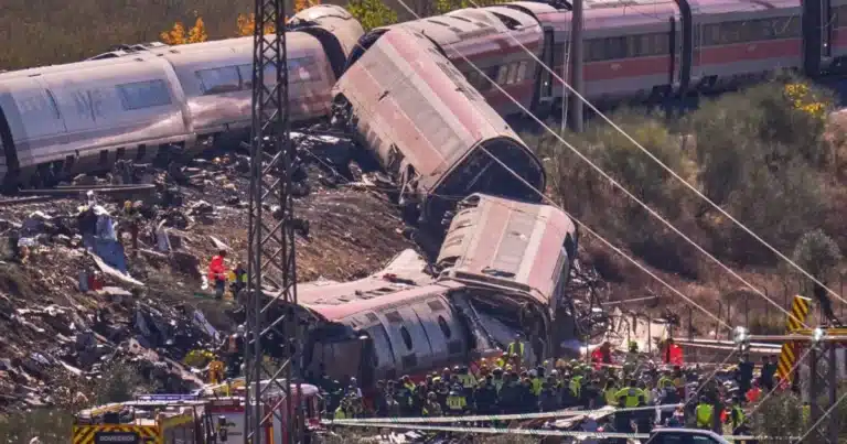 Choque de trenes en España deja 68 muertos, sigue la búsqueda de víctimas