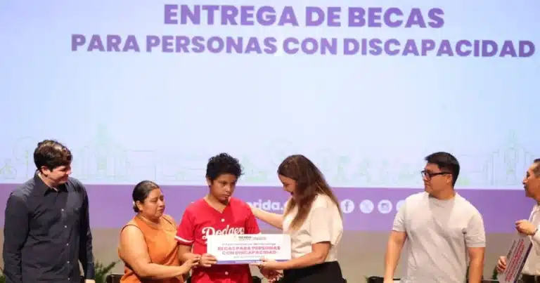 entrega mérida 600 becas para personas con discapacidad