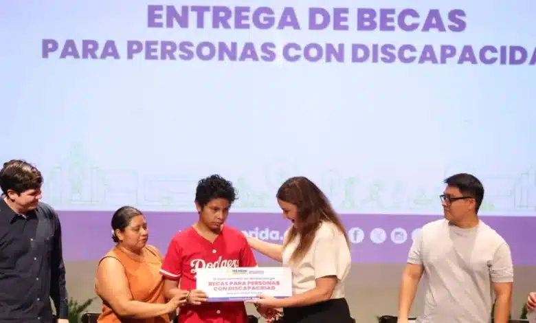 entrega mérida 600 becas para personas con discapacidad