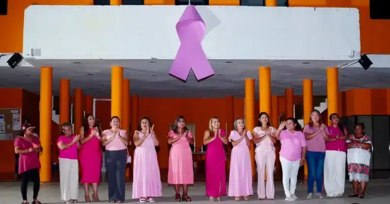 kanasín se ilumina de rosa por la prevención del cáncer de mama