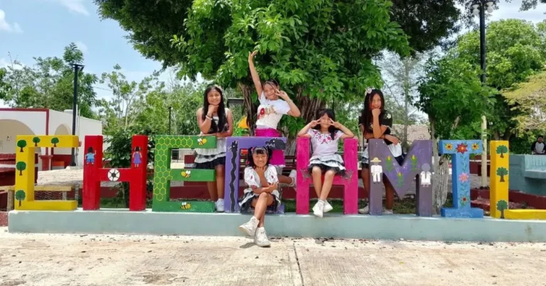 niñas de chemax cantan pop y k pop en lengua maya