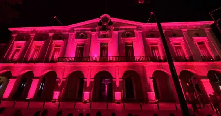 palacio de gobierno se ilumina de rosa para promover la prevención del cáncer de mama