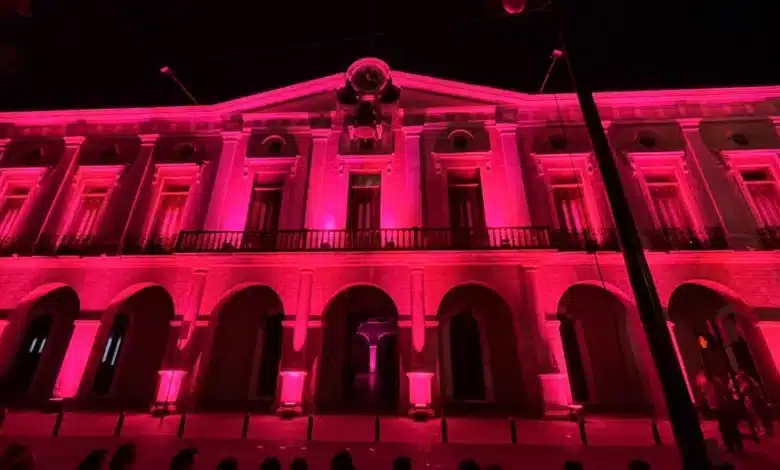 palacio de gobierno se ilumina de rosa para promover la prevención del cáncer de mama