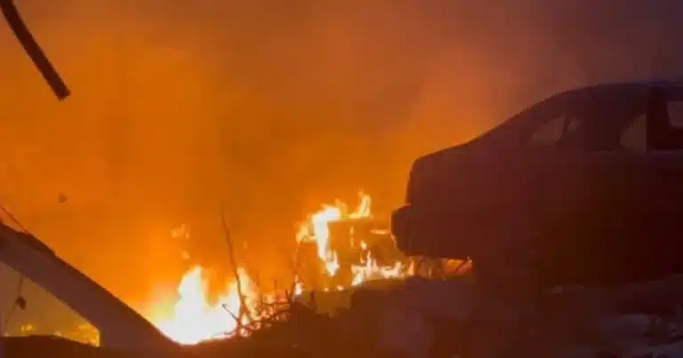 Policía Ecológica de Kanasín sofoca incendio provocado por quema de plásticos