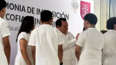 reciben 82 estudiantes de enfermería sus insignias para comenzar prácticas