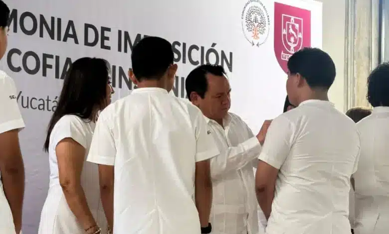 reciben 82 estudiantes de enfermería sus insignias para comenzar prácticas