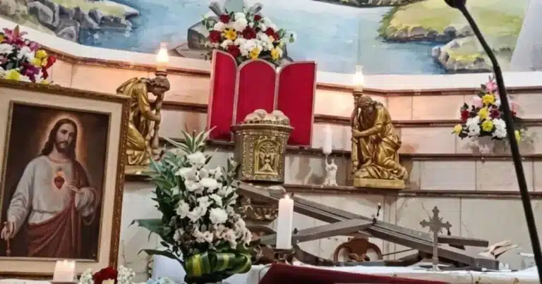 sacerdote muere en ecuador tras caerle una enorme cruz durante una misa