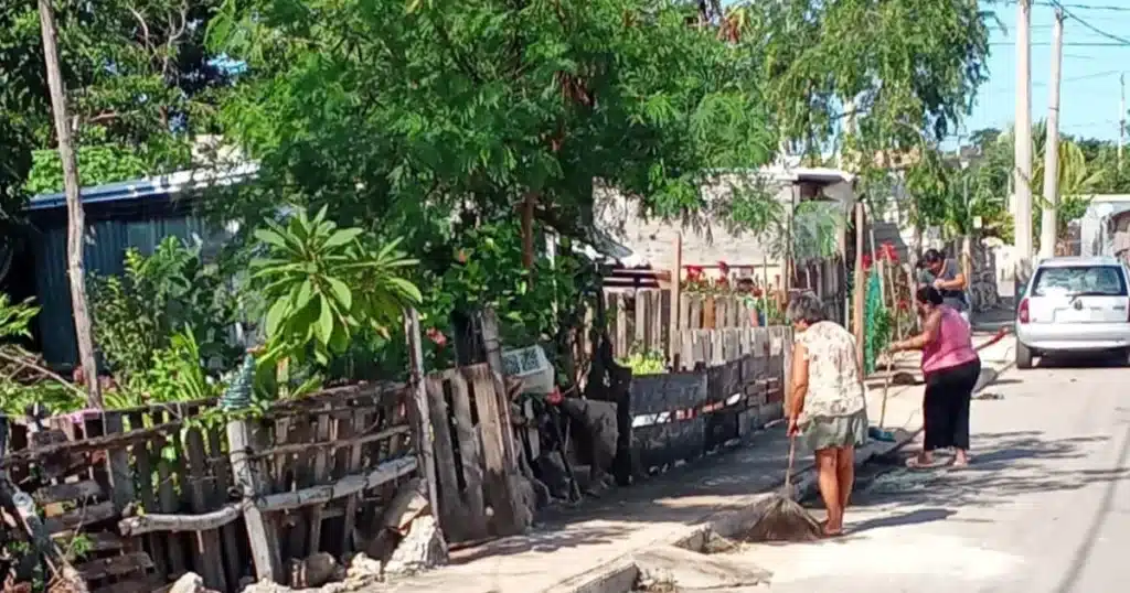 vecinos del sur de mérida refuerzan viviendas ante lluvias y vientos por isaías (1)